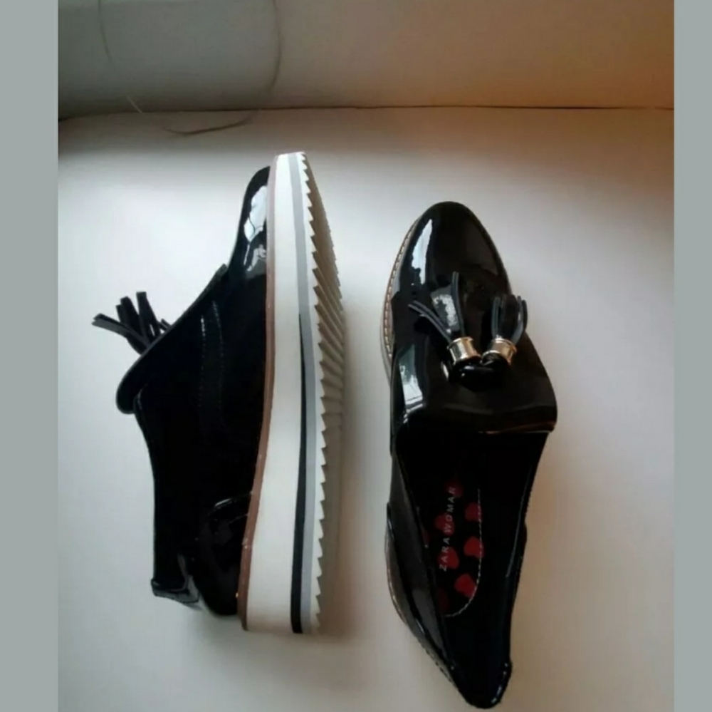 NWT Zara Oxford - Size 9